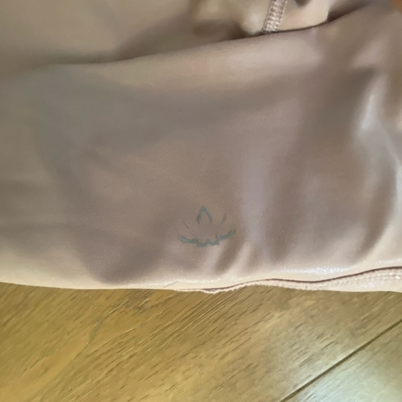 Gently worn! Beyond Yoga Pearlized High Waisted Midi Legging Brazen Blush in M - Picture 5 of 6